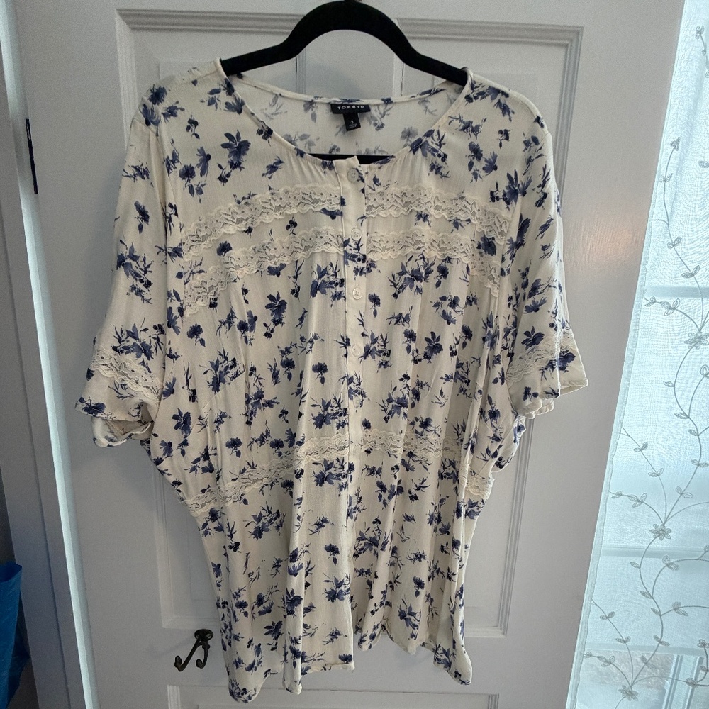 Blue and white floral blouse - 3x